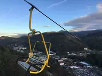 yellow chair going up the mountain at the gatlinburg skylift 