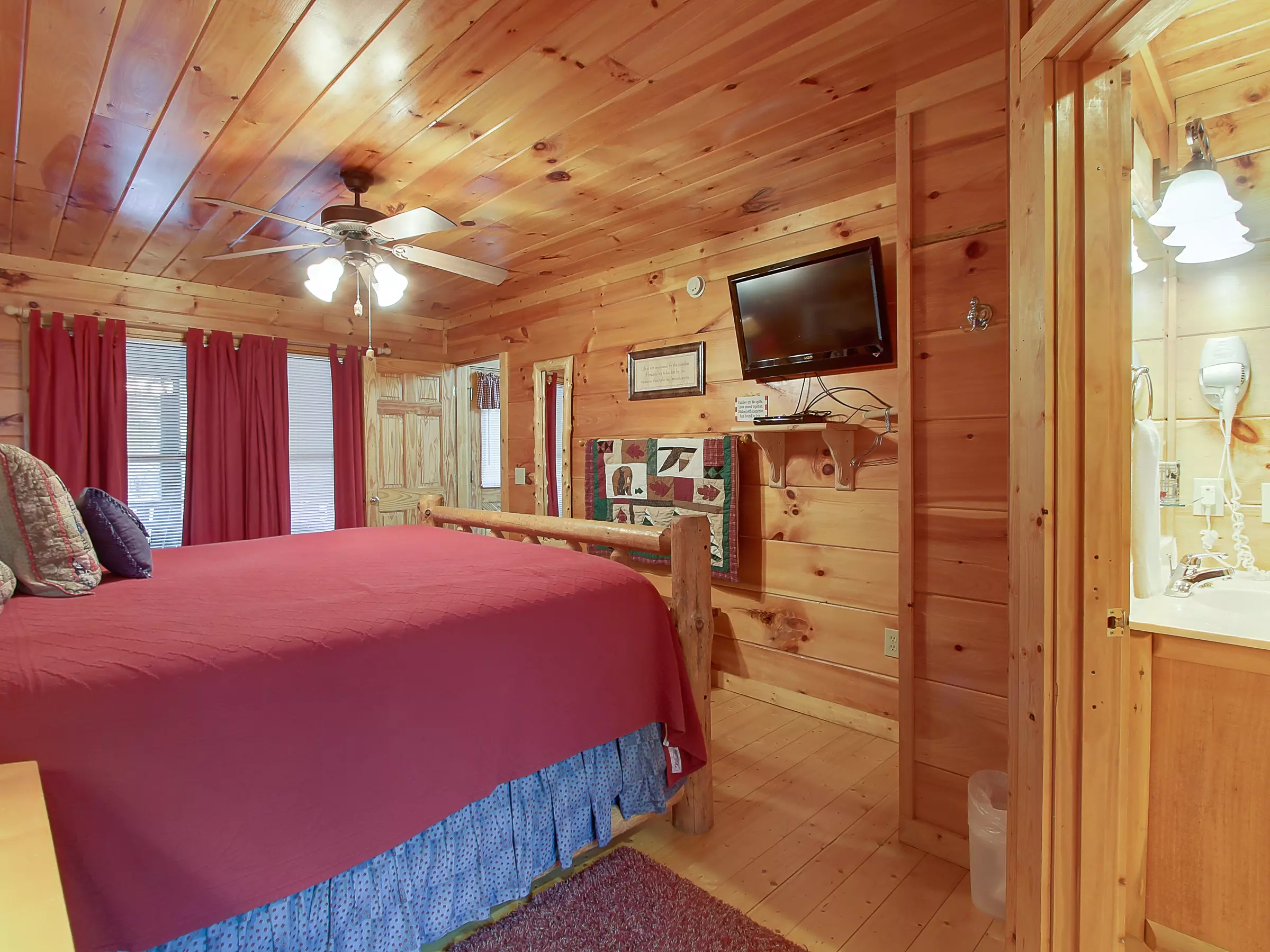 2 Bedroom Cabin Rental in Sevierville: Appleseed