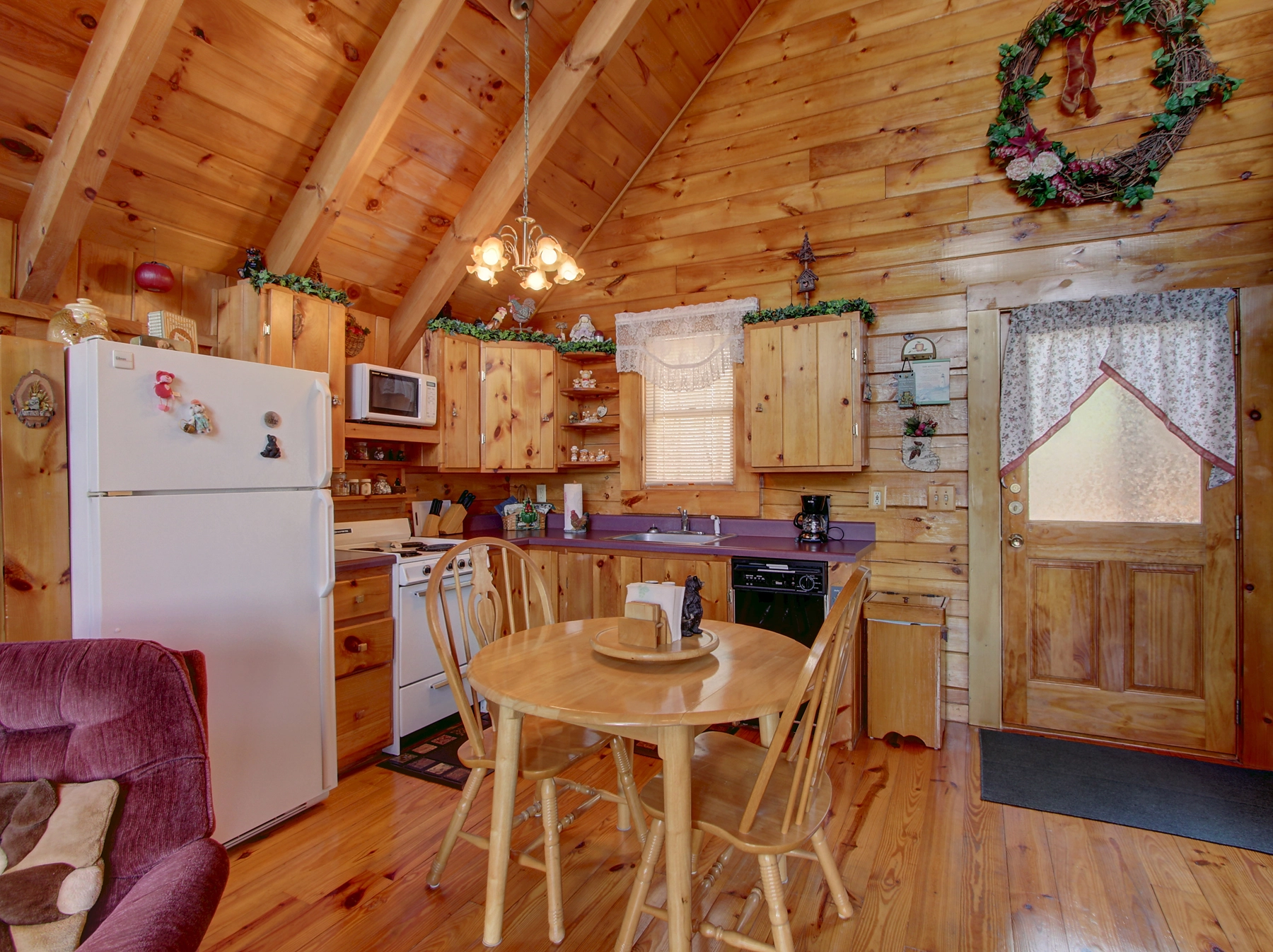 1 Bedroom Cabin Rental in Sevierville: Honey Bear Hideaway