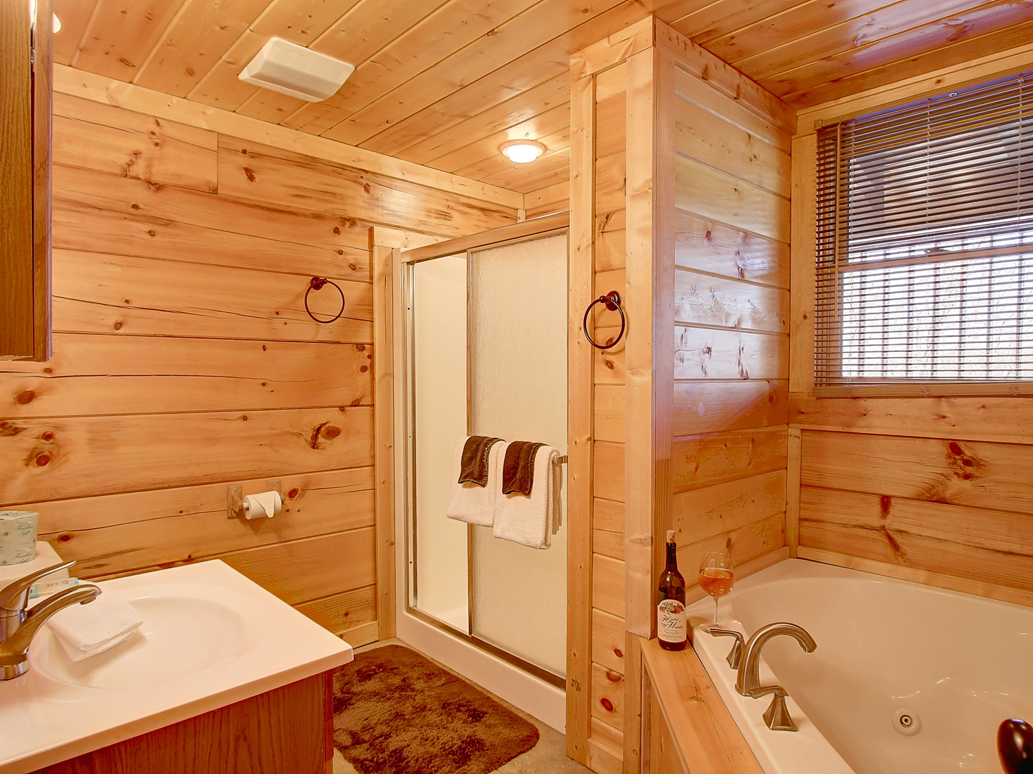 BATHROOM W/ JACUZZI TUB